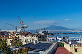 Kräne der Fincantieri-Werft in Castellammare di Stabia auf der sorrentinischen Halbinsel, Italien. Der Vesuv ist im Hintergrund zu sehen.