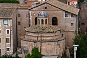 Tempel des Romulus auf dem Forum Romanum im archäologischen Park des Kolosseums in Rom, Italien. Heute die Basilika der Heiligen Cosmas und Damian.