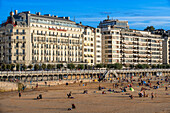 Landscape view over Playa de La Concha beach in San Sebastian, Gipuzkoa, Donostia San Sebastian city, north of Spain, Euskadi, Euskaerria, Spain. Hotel Londres (London) first building on right overlooking beach.