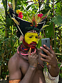 The Huli Wigmen of Papua New Guinea applying make up, Highlands Region