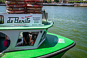 El Gasolino, ein kleines Boot, das Passagiere über den Fluss Nervion transportiert, zwischen Portugalete und Las Arenas, Getxo, Vizcaya, Pais Vasco, Spanien.