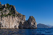 Punta della Chiavica an der Ostküste der Insel Capri, Italien. Dahinter liegt die Halbinsel Sorrento.