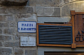 Ein Keramikschild für die Piazza Santa Elisabetta im historischen Florenz, Italien.