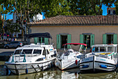 Boats stopped and parked in the Canal du Midi in Carcassonne Aude South of France southern waterway waterways holidaymakers queue for a boat trip on the river, France, Europe