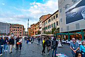 Touristen und Verkäufer von Kunstwerken und Souvenirs auf der Piazza Navona in Rom, Italien.