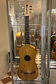 Eine antike 6-saitige Gitarre, hergestellt vor 1804, in der Accademia-Galerie in Florenz, Italien.