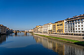 Ponte Santa Trinita oder Dreifaltigkeitsbrücke über den Fluss Arno in Florenz, Italien. Sie ist die älteste Rundbogenbrücke der Welt.