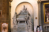 Der Kenotaph von Dante Alighieri in der Basilika von Santa Croce, Florenz, Italien. Hergestellt von Stefano Ricci zwischen 1818 und 1829. Dantes sterbliche Überreste sind in Ravenna, Italien, beigesetzt.