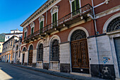 Ein ehemaliger Palast auf der Piazza Fabrizio de Andre in Carrara, Italien.