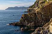 Die felsige, zerklüftete Küste des Lingurischen Meeres bei Riomaggiore, Cinque Terre, Italien.