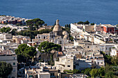 Blick über die Stadt Anacapri und die Kuppel der Kirche Santa Sofia auf der Insel Capri, Italien.