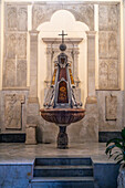 Das Baptisterium der Kathedrale der Heiligen Philippus und Jakobus in Sorrento, Italien.