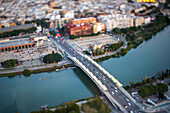 Der Verkehr überquert die Puente del Cristo de la Expiracion mit der lebhaften Umgebung der Stadt, aufgenommen in einem einzigartigen Tilt-Shift-Stil.