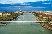 Eine malerische Ansicht von Sevilla mit dem Fluss Guadalquivir und den berühmten Brücken der Stadt.