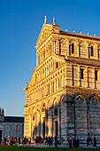 Die Westfassade des Doms von Pisa oder der Kathedrale der Himmelfahrt Mariens in Pisa, Italien.