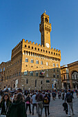 Der Palazzo Vecchio mit dem Arnolfo-Turm auf der Piazza della Signoria in Florenz, Italien.