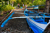 Touristen und Fischerboote auf der Insel Sipaway, San Carlos City, Negros Occidental, Philippinen