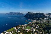 Blick auf Marina Grande und die Bucht von Neapel von Anacapri auf der Insel Capri, Italien. Die Halbinsel Sorrent auf dem italienischen Festland ist links zu sehen.