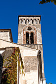 Der Glockenturm oder Campanile des Doms oder der Kathedrale von Ravello aus dem 11. Jahrhundert, Ravello, Italien.