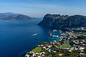 Blick auf Marina Grande und die Bucht von Neapel von Anacapri auf der Insel Capri, Italien. Die Halbinsel Sorrent auf dem italienischen Festland ist links zu sehen.