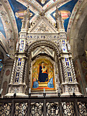 Der kunstvoll geschnitzte Marmortabernakel in der Kirche Orsanmichele in Florenz, Italien. Er wurde zwischen 1355 und 1359 von Andrea Orcagna geschaffen.