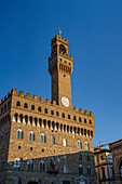 Der Palazzo Vecchio mit dem Arnolfo-Turm auf der Piazza della Signoria in Florenz, Italien.