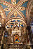 Der kunstvoll geschnitzte Marmortabernakel in der Kirche Orsanmichele in Florenz, Italien. Er wurde zwischen 1355 und 1359 von Andrea Orcagna geschaffen.