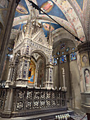 Der kunstvoll geschnitzte Marmortabernakel in der Kirche Orsanmichele in Florenz, Italien. Er wurde zwischen 1355 und 1359 von Andrea Orcagna geschaffen.