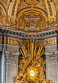 Die Sonnenstrahlen auf der Spitze des Reliquienschreins des Stuhls des Heiligen Petrus im Petersdom, Vatikanstadt, Rom, Italien.