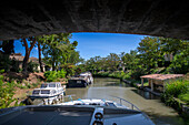 Canal du Midi at Poilhes Aude South of France southern waterway waterways holidaymakers queue for a boat trip on the river, France, Europe