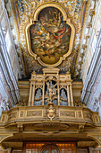 Orgelpfeifen auf der Empore der Kathedrale der Heiligen Philippus und Jakobus in Sorrento, Italien.