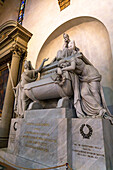 Der Kenotaph von Dante Alighieri in der Basilika von Santa Croce, Florenz, Italien. Hergestellt von Stefano Ricci zwischen 1818 und 1829. Dantes sterbliche Überreste sind in Ravenna, Italien, beigesetzt.