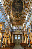 Bemalte Decke und Orgelpfeifen über dem Hauptportal im Kirchenschiff der Basilika Sant'Antonino, Sorrento, Italien.