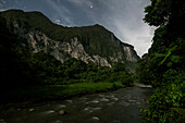 Natürliche Schönheit unter einem Sternenhimmel im Gunung Mulu Nationalpark, Borneo, Malaysia; Sarawak, Borneo, Malaysia