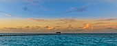 Blick auf das Meer und einen Steg am Strand eines Resorts in Cayo Guillermo in der Dämmerung; Cayo Guillermo, Kuba.