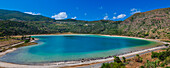 Panoramablick auf das türkisgrüne Wasser des Venere's Mirror, einem Thermalsee, der in einem erloschenen Vulkankrater auf der Insel Pantelleria entstanden ist; Sizilien, Italien.
