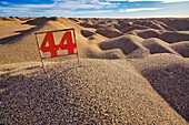 Das Zeichen '44' in roten Zahlen ist in einem Kieshaufen angebracht. Sedimente, die den Ogallala-Grundwasserleiter bildeten, wurden von den Rocky Mountains abgetragen, wodurch Kies entstand, der für Baumaterialien abgebaut wird. Durch die Hebung der Rocky Mountains und die natürliche Verwitterung konnte das Material von den Hängen abgetragen werden. Das von großen Flüssen transportierte Material bildete dann die Kanäle im Grundwasserleiter. Die Rocky Mountains unterscheiden sich in ihrer Zusammensetzung, da sie mehr Granit enthalten als die Berge im Süden.  Sechzehn Hektar des Kieses werden in