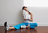 Frau ruht sich vom Training aus