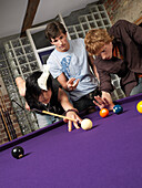 Männer beim Billardspielen