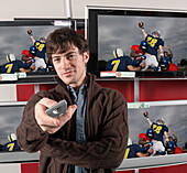 Mann kauft für Fernsehen ein