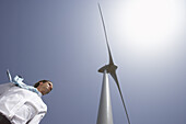 Geschäftsmann bei Windturm