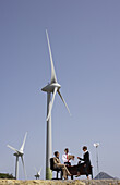 Geschäftsleute am Schreibtisch im Windpark