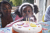 Familie beim Geburtstag eines Mädchens