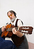 Mann spielt Gitarre