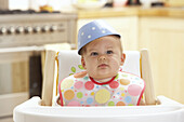 Baby im Hochstuhl