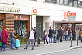 Frankreich Paris, 20. Arrondissement, rue de Menilmontant. 20/03/20 Pandemie des Coronavirus. Warteschlange vor einem Supermarkt. Die Menschen sollten mindestens 1 Meter Abstand voneinander haben, um die Ansteckungsgefahr zu verringern.