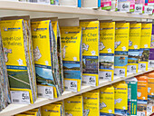 Karten der verschiedenen französischen Departements in einem Supermarkt