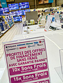 Supermarkt, Haushaltsgeräteabteilung, Angebot der kostenlosen Ratenzahlung auf einem Display