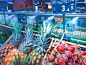Befeuchtung von Produkten in der Gemüseabteilung eines Supermarkts