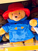 Paddington Bär auf einem Supermarktgang in England.